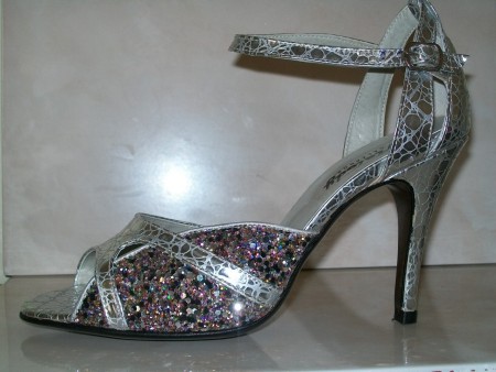 Modelo 07.- Sandalia en cuero plateado labrado, con detalles en piedra multicolor. Taco: 10 cm. Precio: $950.-